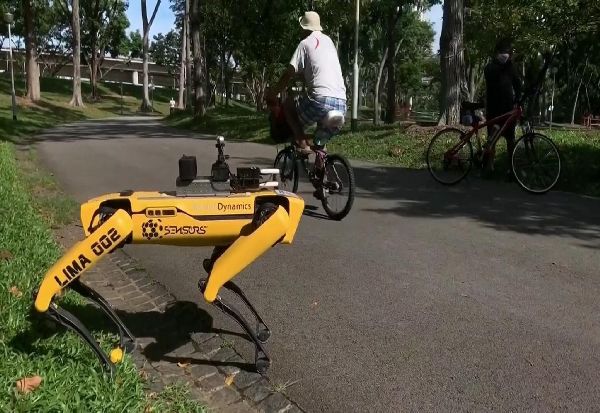 Куче-робот патролира во градските паркови во Сингапур и ги потсетува луѓето за социјално дистанцирање