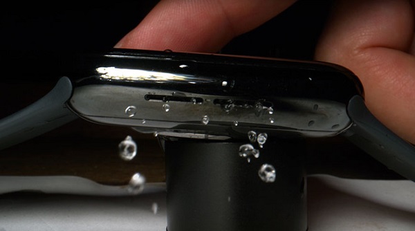 Видео покажува како паметниот часовник на „Епл“ ја исфрла водата од себе