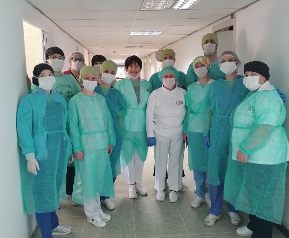 Секое утро се будиме со надеж дека ќе има помалку пациенти, но реалноста брзо нѐ освестува, велат лаборанти во „8 Септември“