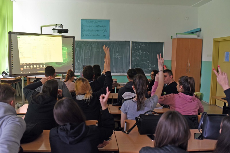 МОН бара сугестии за нов концепт за далечинско учење во основните и во средните училишта