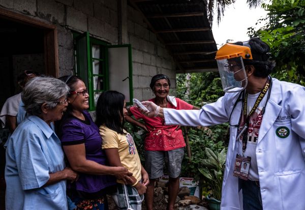 Еден доктор на Филипините се бори против Ковид-19 со помош на „озборувачка бригада“