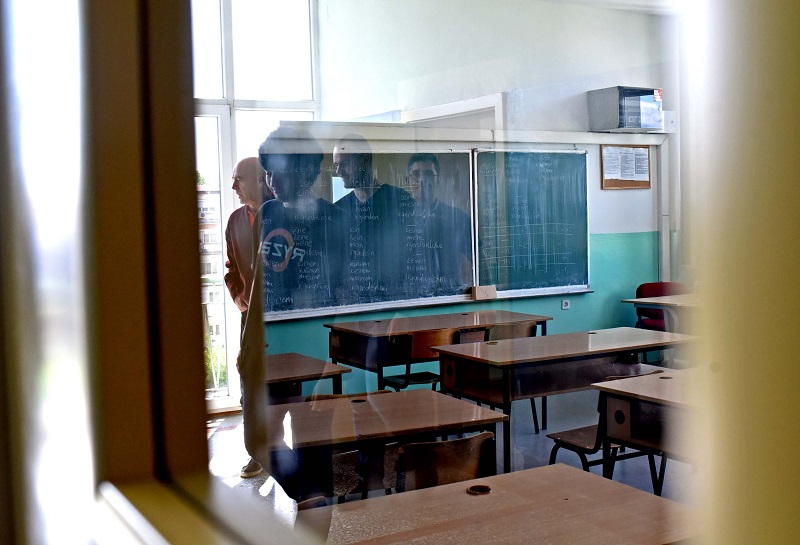 Набавуваат сапуни и дезинфициенси, варосуваат, чекаат појак интернет... Како се подготвуваат училиштата во кои може да има класична настава