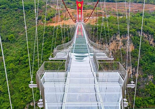 Најдолгиот мост со стаклен под во светот се наоѓа во Кина