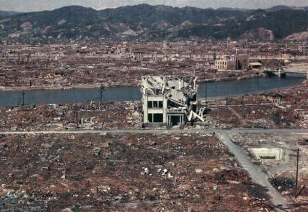 Застрашувачки снимки од бомбите врз Хирошима и Нагасаки сега достапни во боја
