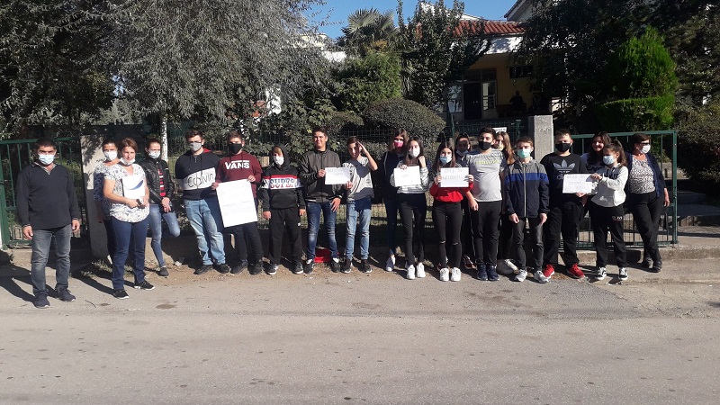 Институциите офлајн, зошто децата онлајн? Назад во клупите... Родители и деца од Миравци денеска со бојкот ја почнаа учебната година