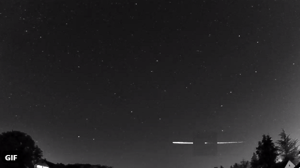 Снимен метеороид како се одбива од атмосферата на Земјата