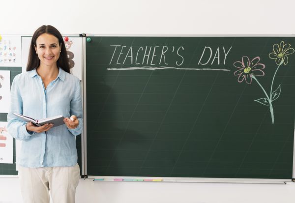 Денес е Светски ден на учителот: Добриот наставник е како свеќа - се троши себеси за да им го осветли патот на другите