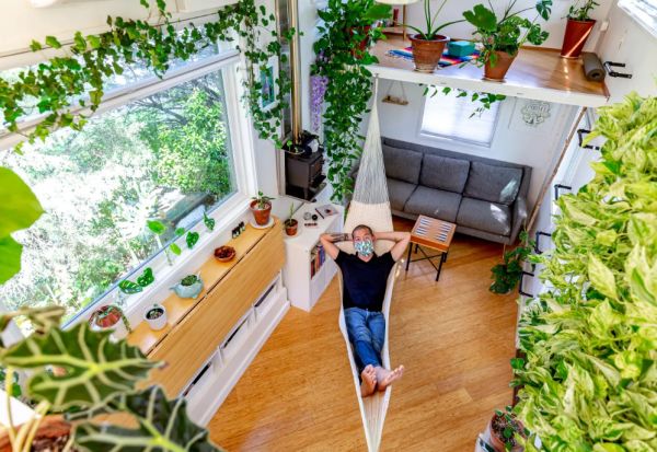 Оваа куќа има само 27 квадрати, 14 прозорци, место за медитација и многу растенија