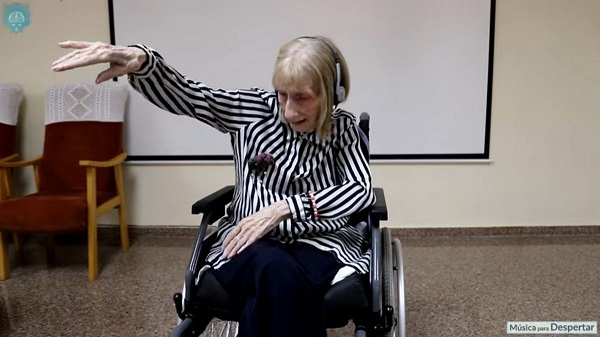 Примабалерина со Алцхајмерова болест се сеќава на кореографија што ја играла во минатото
