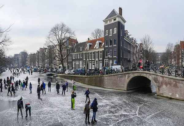 Интересна зимска активност - Лизгање на мраз на каналите во Амстердам