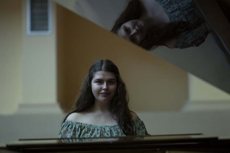 Ангела Маџирова има 17 години и свири на клавир, гитара, укулеле, пее, а има и своја композиција за соло-пијано со тема од „Сербез Донка“