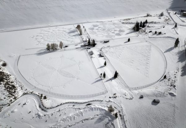 Уметник создал неверојатни цртежи од снег пешачејќи неколку часа
