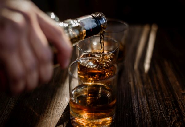 Секоја трета возрасна личност пиела повеќе алкохол од вообичаеното за време на заклучувањето