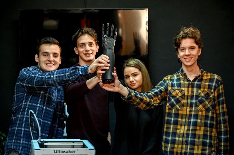 Бионичката рака се составува за 1 час, а луѓето без подлактница можат сами да си ги купат деловите, велат средношколците што ја создадоа