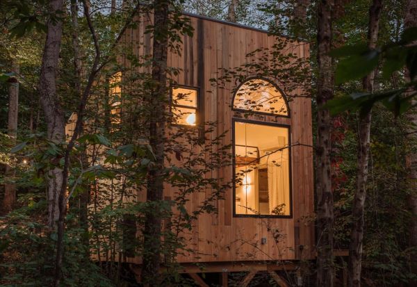 Ѕирнете во внатрешноста на малечка куќичка во шума со соба за чај и внатрешна лулашка