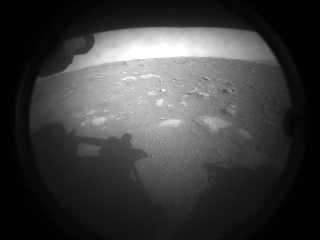 Роверот на НАСА слета на Марс и ја испрати својата прва фотографија