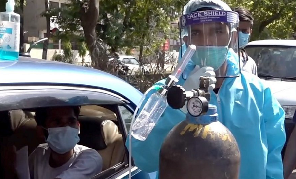 Во Индија се нуди кислород за пациенти со ковид-19 преку шалтер за автомобили