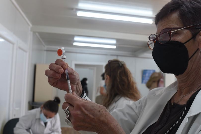 Дали треба да се вакцинираат тие што прележаа ковид-19 во време кога нема доволно вакцини? Проф. д-р Никола Пановски ги разрешува дилемите