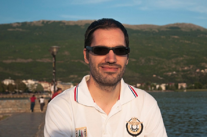 Имав среќа што од мали години пораснав со компјутери, па самото тоа што знам визуелно како изгледа да се работи на компјутер многу ми помогна за брзо да се адаптирам и да го користам компјутерот, вели Ертај Шишко