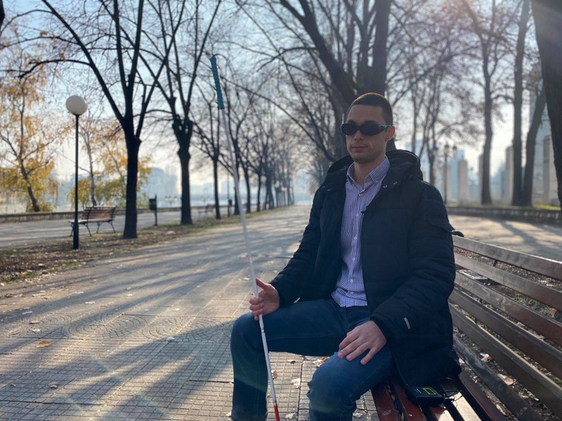 Јас и колегата ИТ-инженер Ертај Шашко имавме напорен ангажман кога ја подготвивме техничката спецификација за самиот продукт, каков треба да биде тој за да одговара на мнозинството луѓе со оштетен вид во нашата држава, вели Кристијан Лазарев