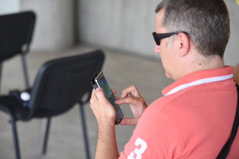 Со комбинацијата од читач на екран и компјутерски глас, слепите лица можат активно да ги користат најголемиот број социјални мрежи