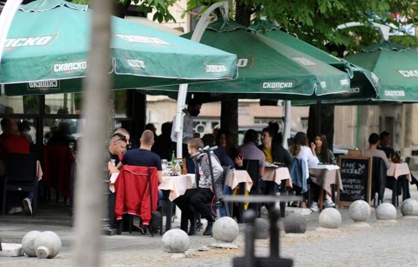 Малолетници не можат да влезат во молови, редарите не им веруваат на годините