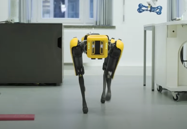 Куче-робот ја чува фабриката „Хјундаи“