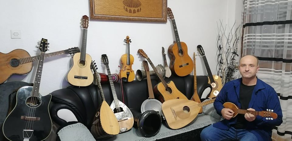 Самоукиот музичар Мамер Фендер Абедин свири  на најмалку 10 инструменти