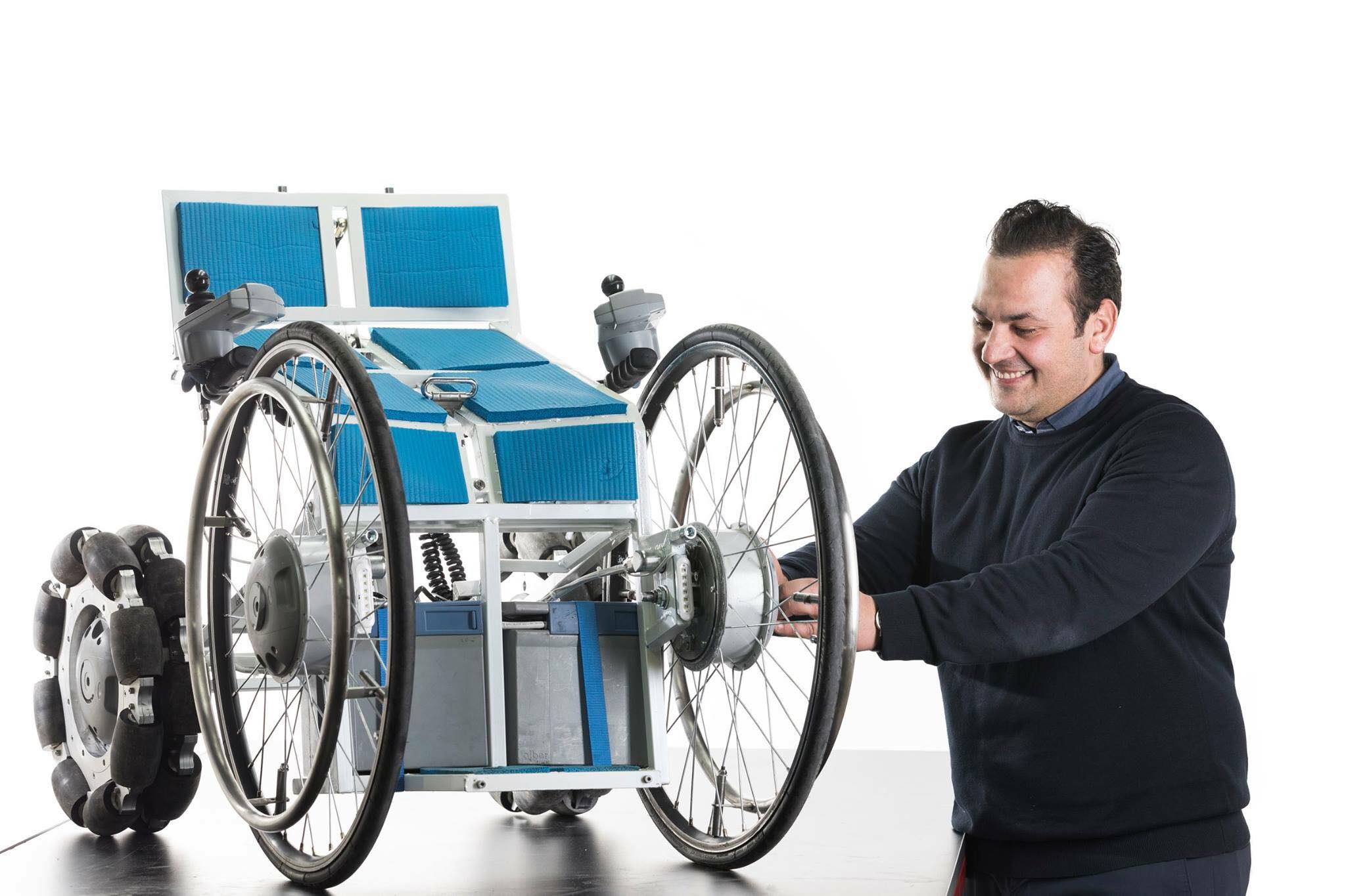 Иновативна количка овозможува стоење и полесно движење за лицата со попреченост