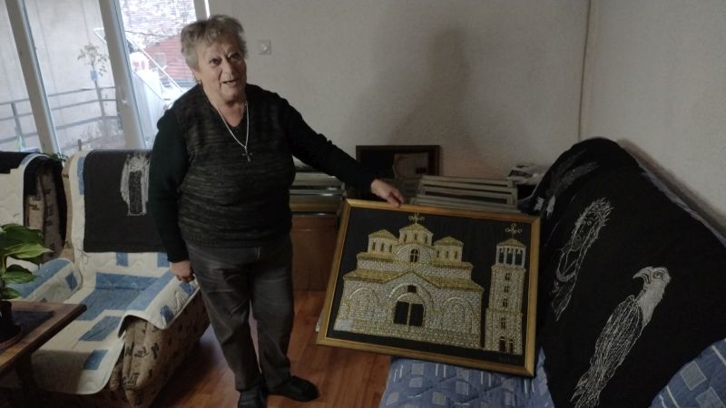 Никогаш не е доцна за уметност – Нада Сарагинова од Велес на 52 години почнала да везе со срмен конец