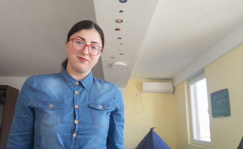 На син ми му се појави тик со трепкање на очите откако се породив вторпат. Како да му помогнам?