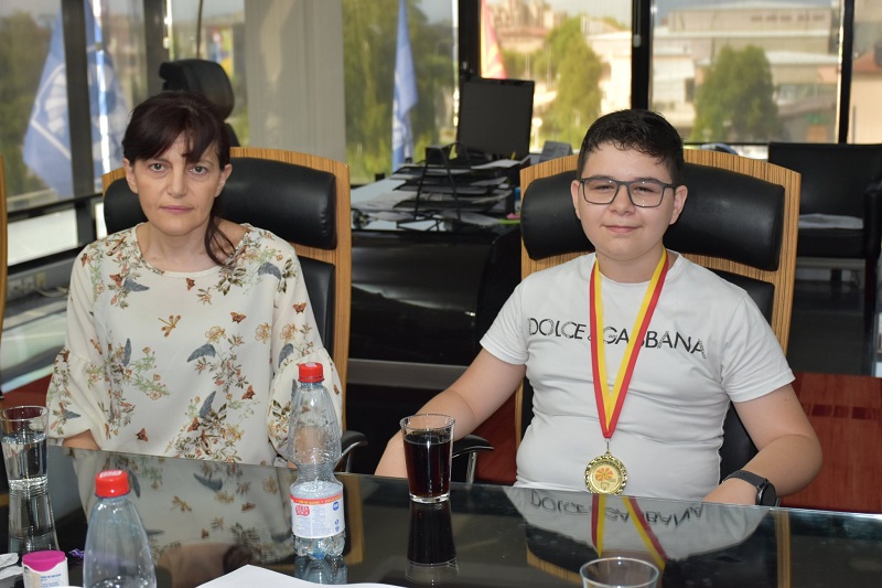 14-годишниот Благој, добитник на златен медал на Македонската јуниорска олимпијада по информатика, смислува програмски решенија за анализи дури и за ковид-19