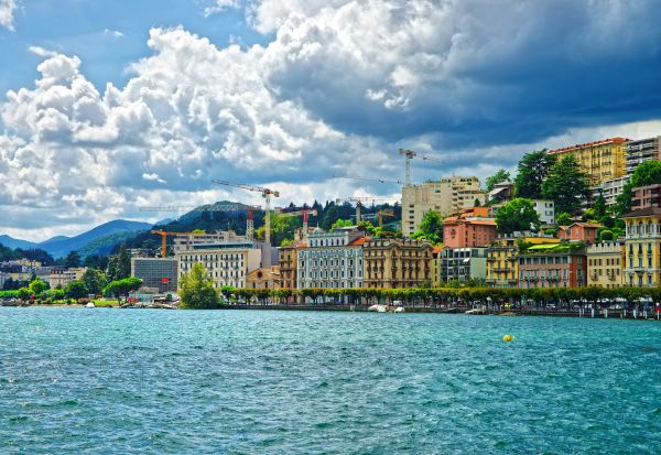 Просечна плата 4.000 евра, шопинг во „Гучи“: Град во Швајцарија со кој управуваат Италијанци