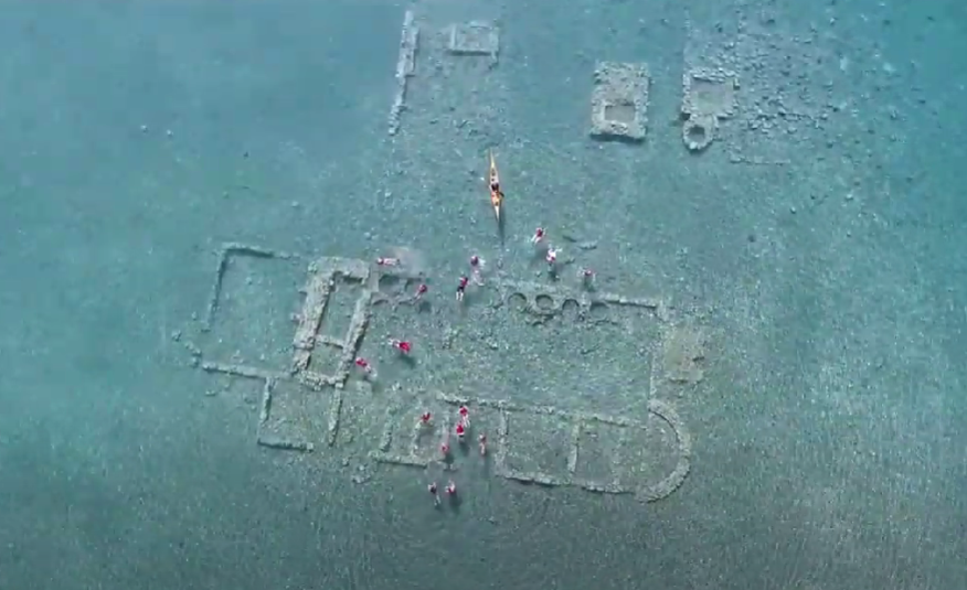 Плажа во Грција каде што можете да пливате над потонат град