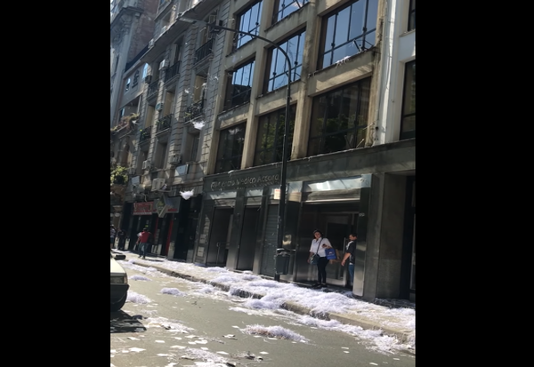 Вистинска атракција: Аргентинците имаат посебен ден за фрлање канцелариски материјал низ прозорец