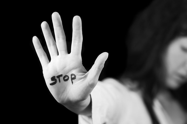 ЕУ воведува единствен телефонски број за жени жртви на насилство