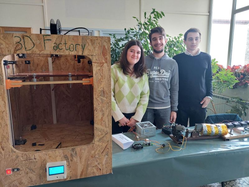 Ученици од Техничкото училиште во Битола преку проект со 3Д-печатачи ќе го намалуваат пластичниот отпад
