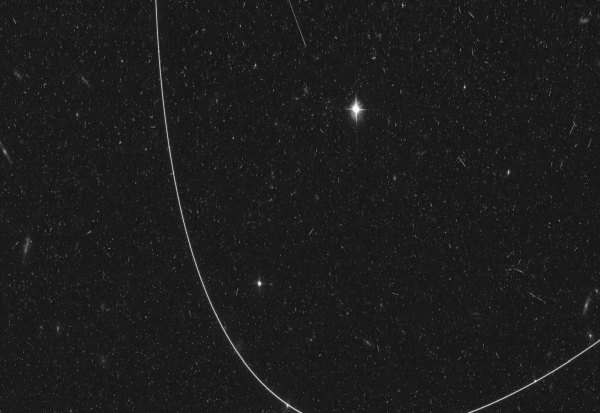Сателитите ги расипуваат фотографиите направени од телескопот „Хабл“