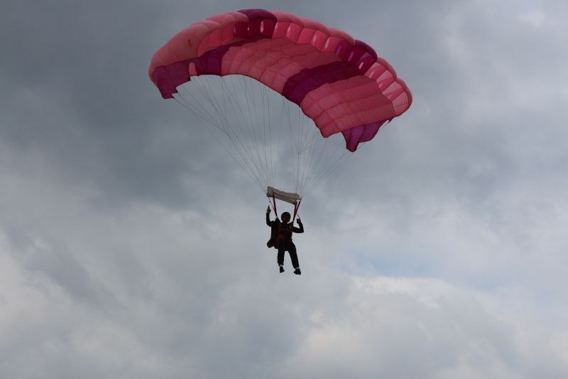 Аероклубот „Скопје“ ја почна обуката за нови падобранци: „По првиот скок, почетниците пловат по облаци иако веќе слетале“
