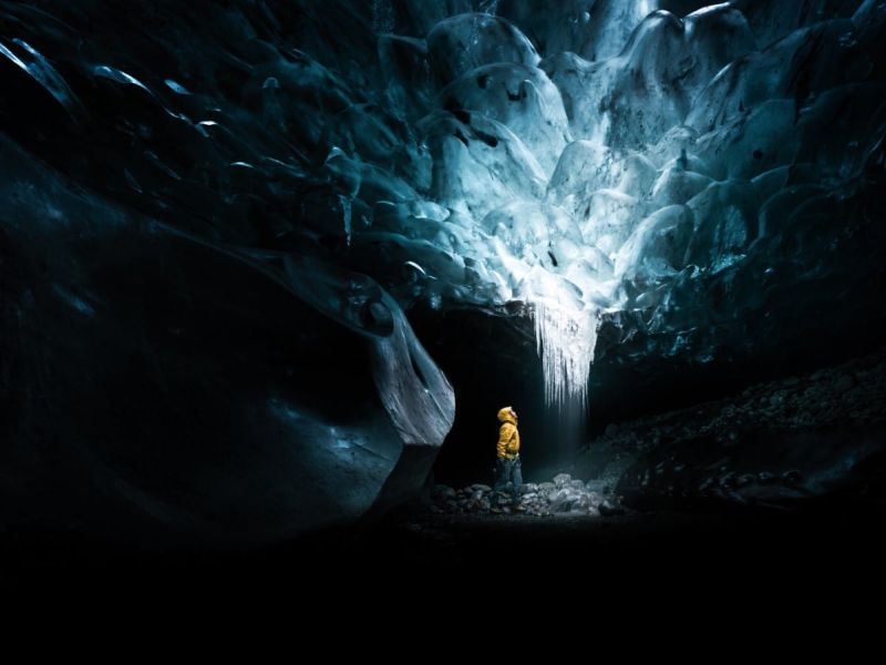 Фотограф се преселил во Исланд за да ги истражува прекрасните глечерски пештери