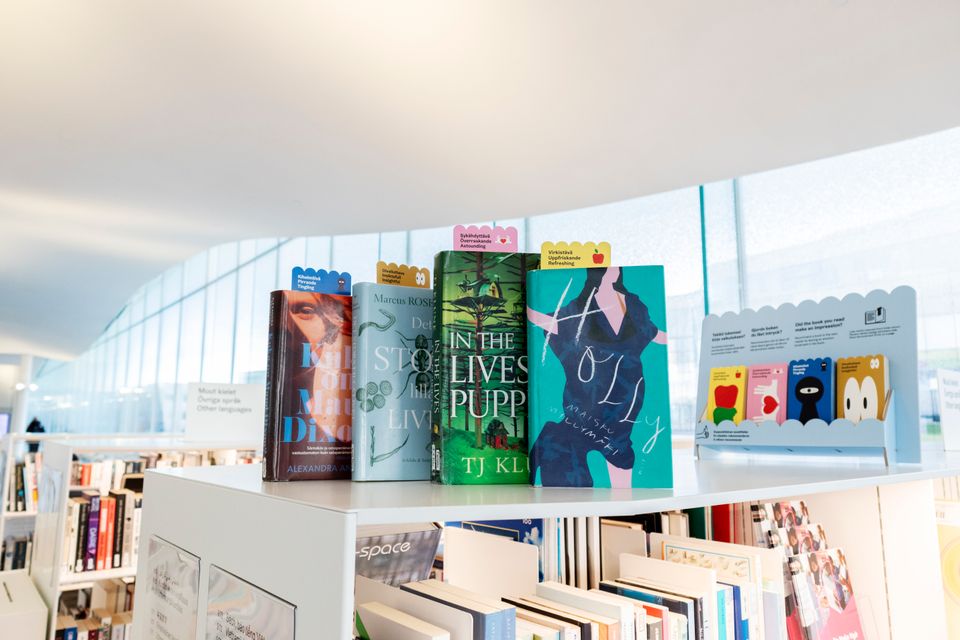 Читателите во градската библиотека во Хелсинки си препорачуваат книги со емотикони