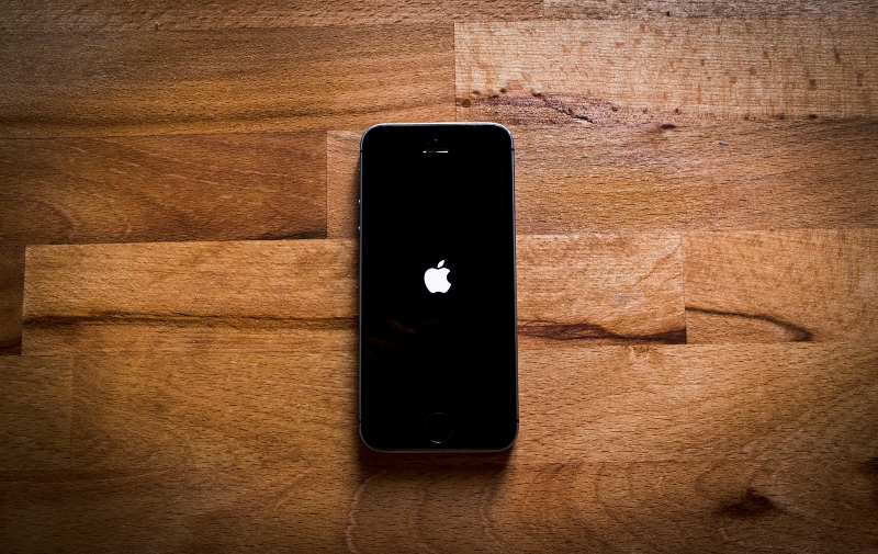 Дали „Епл“ ќе претстави „ајфон“ на преклопување?