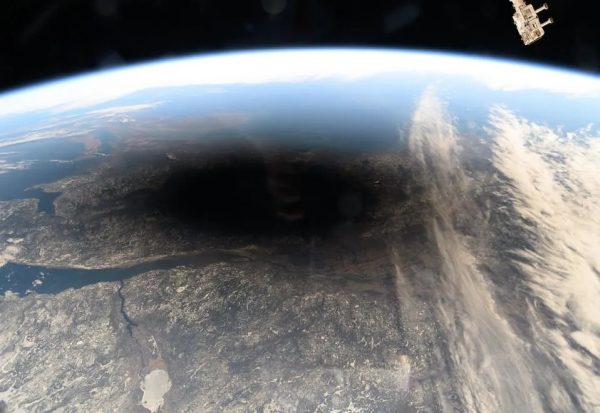 Астронаутите на НАСА направија историски фотографии од вселената за време на затемнувањето на Сонцето