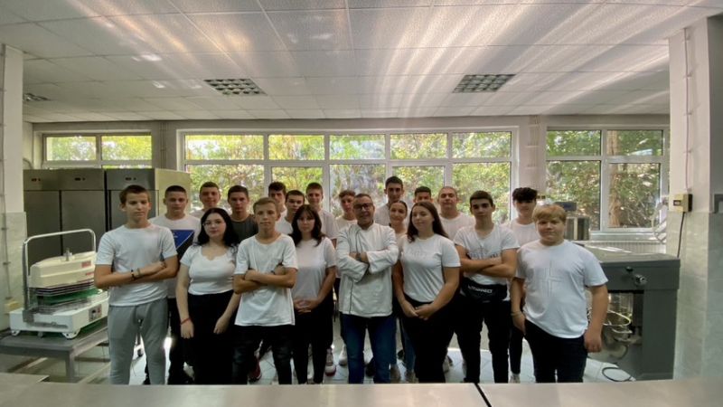 Во 4 кујни во средното училиште „Лазар Танев“ учениците спремаат кетеринг и за над 1.000 гости: „Формиравме компанија и работиме по светски стандарди“