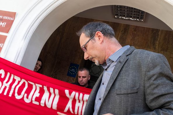 Косовски професор суспендиран по пријава за сексуално вознемирување од 27 студентки