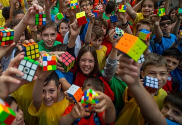 Интересна игра што ги спојува шахот и Рубиковата коцка
