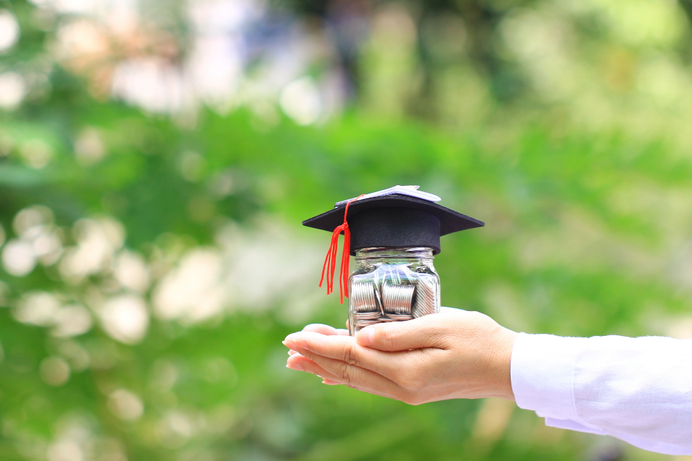 МОН доделува 50 стипендии за студии од втор и 20 стипендии за студии од трет циклус во Македонија