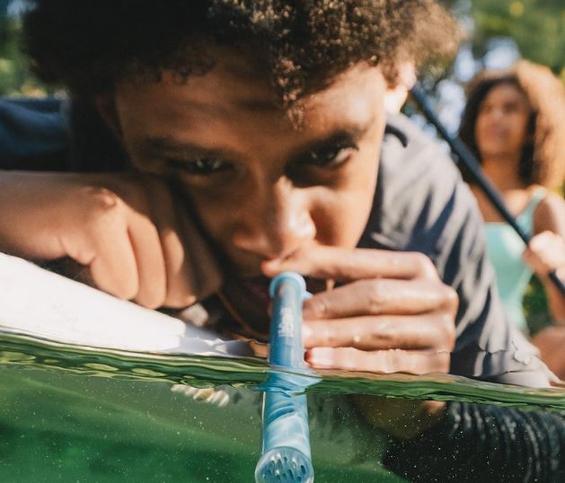 Сламка што ја филтрира водата - можете да пиете од езеро, река или бара