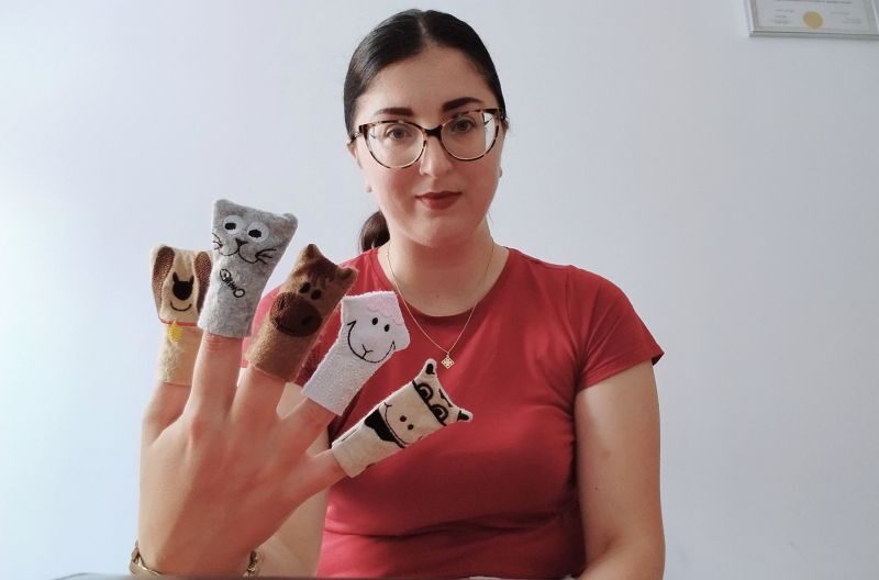 Во ситуации на стрес, ќерка ми легнува на под, плаче и се подмочува... Што да направиме?