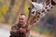 Приказна за приврзаноста на жирафите кон еден чувар во скопската ЗОО раскажана преку фотографии